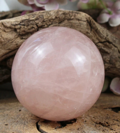 Rozenkwarts bol uit Madagaskar en is 7 cm groot.