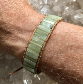 Leren armband gipsy-style van de half-edelsteen Jade. is op 20, 22 en 25 cm te dragen
