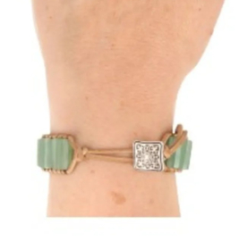Leren gipsy-style armband van Aventurijn groen. is op 20, 22 en 25 cm te dragen.