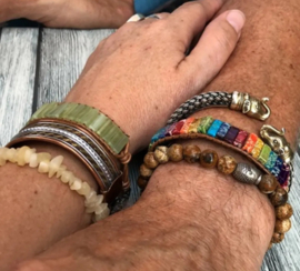 Leren armband gipsy-style met stenen in de chakra-kleuren, is op 20, 22 en 25 cm te dragen