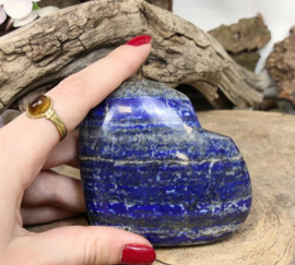 Edelsteen hart Lapis Lazuli 9,1 x 7 x 3 cm en weegt ca. 320 gram.