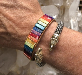 Leren armband gipsy-style met stenen in de chakra-kleuren, is op 20, 22 en 25 cm te dragen