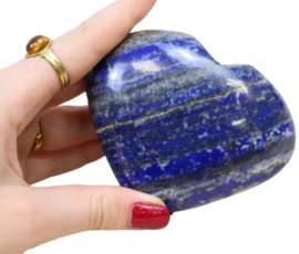 Edelsteen hart Lapis Lazuli 9,1 x 7 x 3 cm en weegt ca. 320 gram.