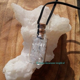 Geschenk flesje aan waxkoord met Bergkristal