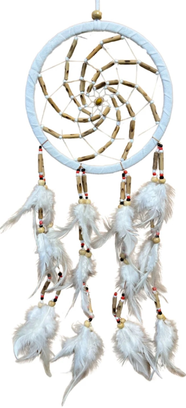 Dromenvanger wit Suede met bamboe kralen 17cm