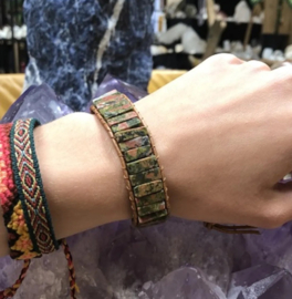 Leren armband gipsy-style van de half-edelsteen Unakiet, is op 20, 22 en 25 cm te dragen