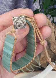 Leren gipsy-style armband van Aventurijn groen. is op 20, 22 en 25 cm te dragen.