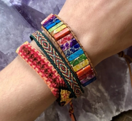 Leren armband gipsy-style met stenen in de chakra-kleuren, is op 20, 22 en 25 cm te dragen