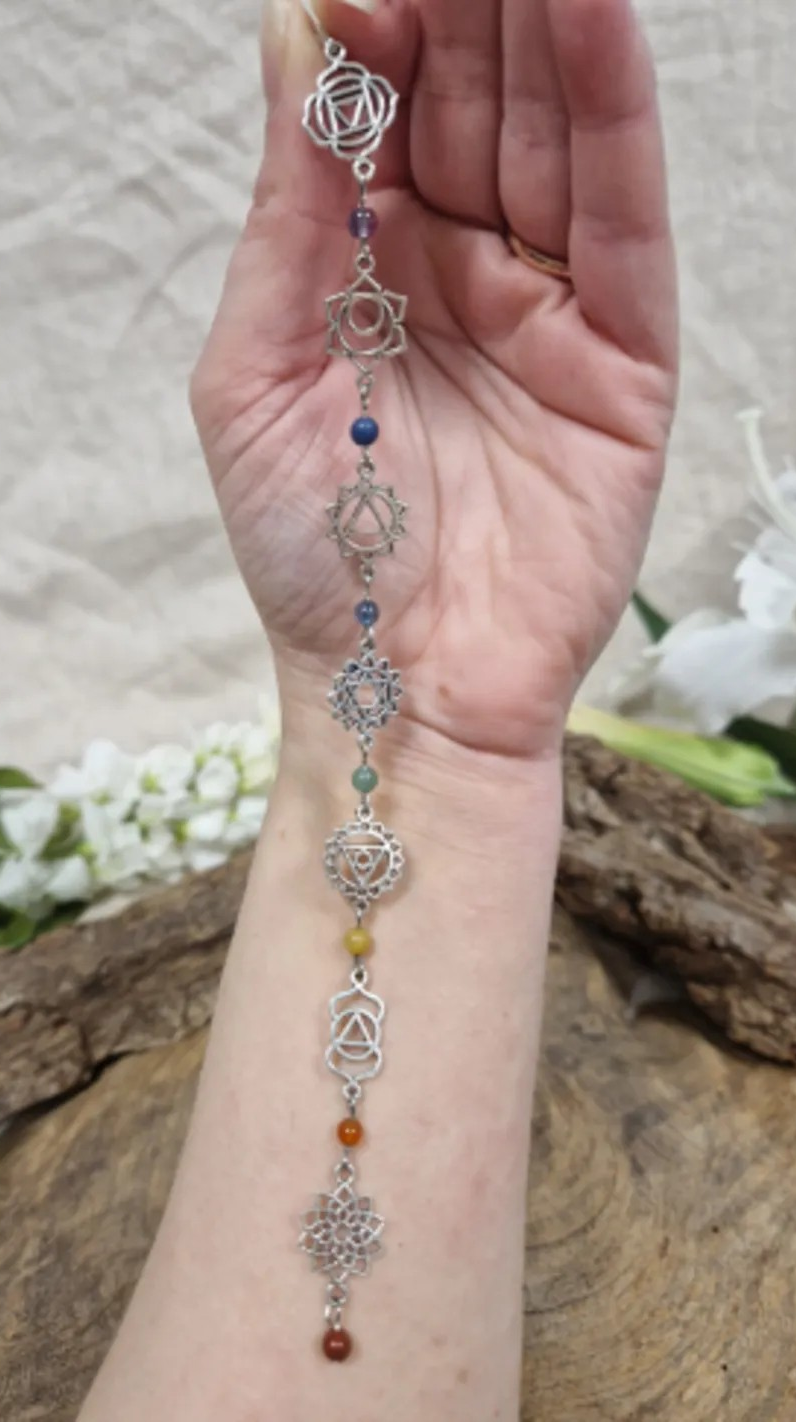 Lange chakra hanger met steentjes zilverkleur