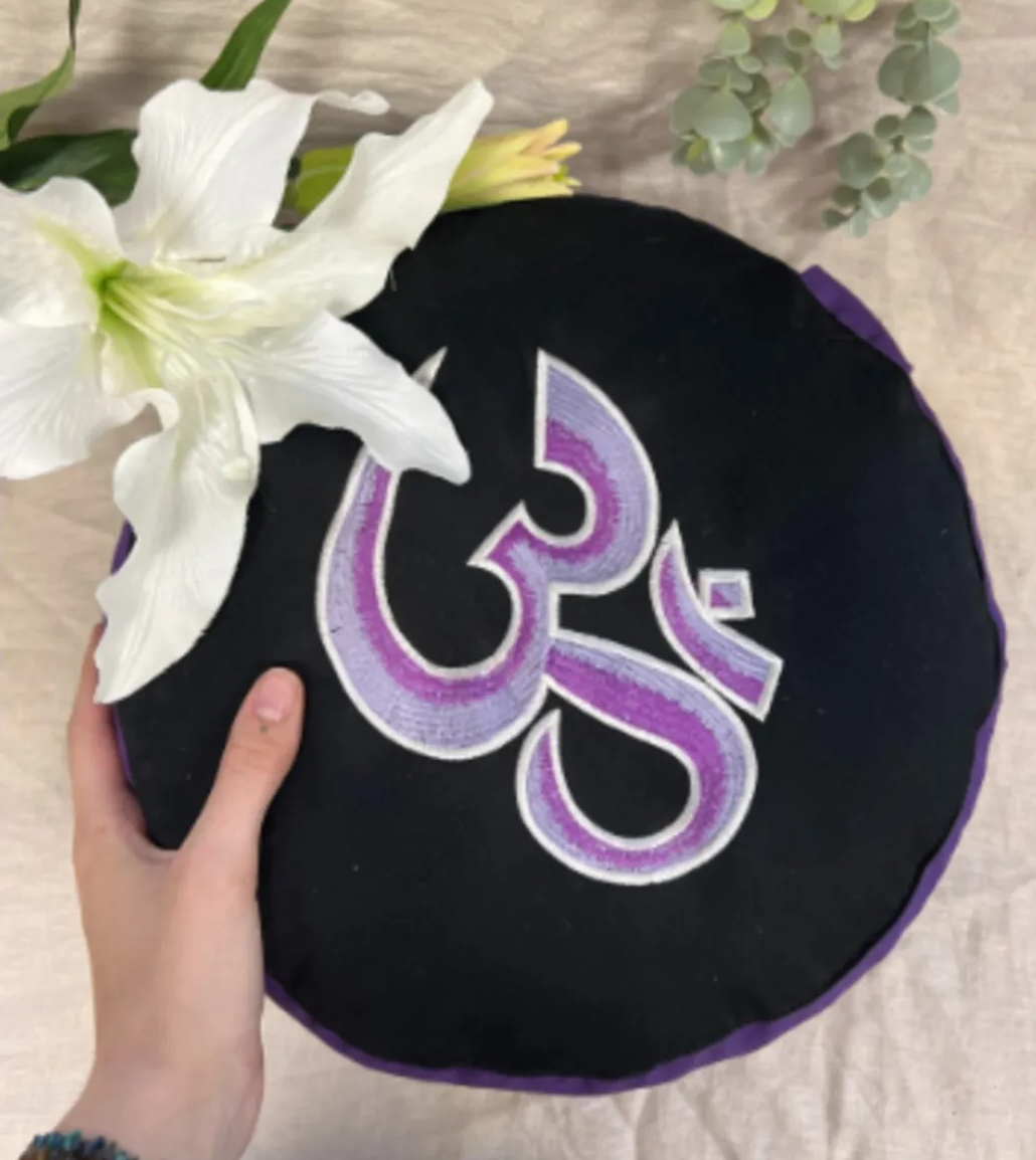 Meditatie kussen Symbolic Ohm groot paars op zwart