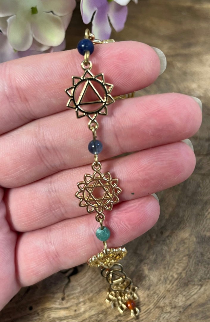 Lange chakra hanger met steentjes goudkleur