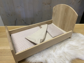 Poppenbedje hout met lakentje crèmekleurig