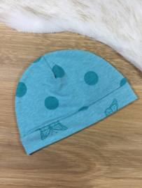 Babymutsje turquoise blauw gestipt en vlinders