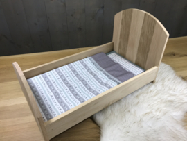 Poppenbedje hout met lakentje oud groen
