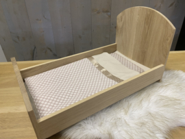 Poppenbedje hout met lakentje crèmekleurig