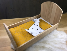 Poppenbedje hout met lakentje okergeel