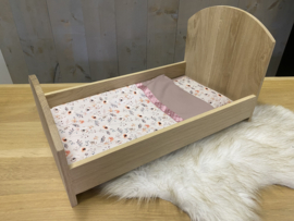 Poppenbedje hout met lakentje naturel bloemen