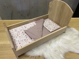 Poppenbedje hout met lakentje naturel bloemen