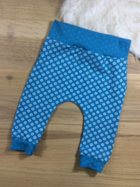 Babybroekje turquoise bloemetjes