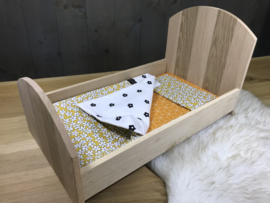 Poppenbedje hout met lakentje okergeel bloemetjes