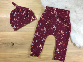 Babybroekje met mutsje bordeaux hertjes