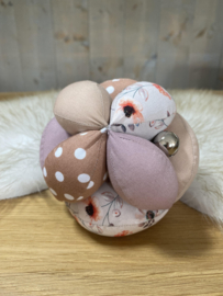 Stoffen bal aardetinten en bloemen