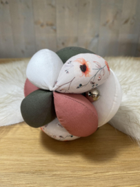 Stoffen bal aardetinten en bloemen