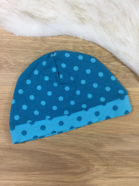 Babymutsje turquoise blauw gestipt