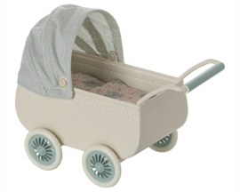 Maileg Kinderwagen met Baby Muis, Mint, hoogte 9 cm