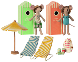 Maileg Voordeelset, Vader en Moeder muis in strandhuisjes, Strandstoelen, Parasol en gevulde Strandtas