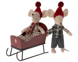 Maileg Slee voor muizen, Sleigh Mouse Red, 12cm