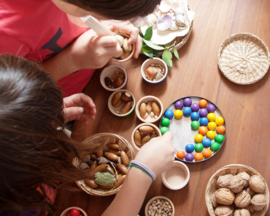 Grapat 6 houten bakjes, 36 knikkers en pincet