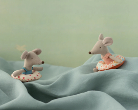Maileg Kleine Zus muis met zwemband - Little Sister Beach Mouse with Float, Flower