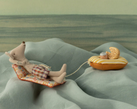 Maileg Vader muis met luchtbed - Beach Mouse with Air Mattress, Dad
