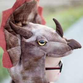 Great Pretenders Dino Cape Triceratops Hooded Cape Bruin, 4-5 jaar