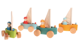 Grimm's 4 houten Zeilbootjes op wielen met 4 zeilers