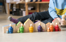 Grapat 6 houten Baby Nins poppetjes in een schaaltje