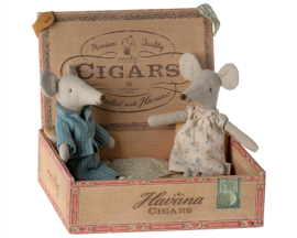 Maileg vader en moeder muis in sigarendoos