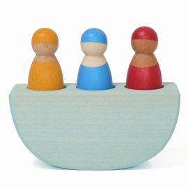 Grimm's houten schommelbootje met 3 poppetjes