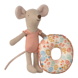 Maileg Kleine Zus muis met zwemband - Little Sister Beach Mouse with Float, Flower