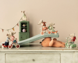 Maileg grote broer Muis met Rugzak, Tricycle mouse, Green