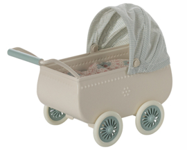 Maileg Kinderwagen met Baby Muis, Mint, hoogte 9 cm