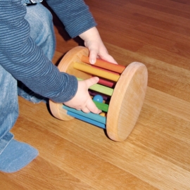 Grimm's groot houten Rollend Wiel, regenboogkleuren