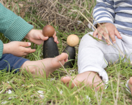 Grapat 2 houten Volwassen Nins poppetjes, donker