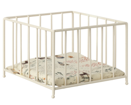 Maileg metalen Baby Box, Playpen Micro, hoogte 8 cm