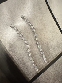 LANGE OORSTEKERS MET STRASS OP HET OOR / ZILVER