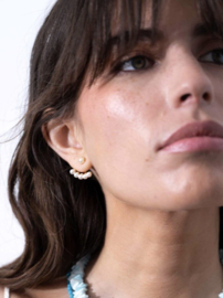 OORSTEKERTJES MET PARELTJES BEHIND THE EAR