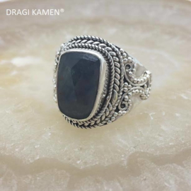 925/000 zilveren ring met facet geslepen blauwe saffier. Ringmaat: 19