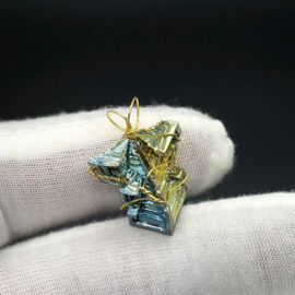 Prachtige Bismuth hanger, Wire Wrapped in 14kt Gold Filled wire