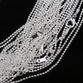 zilveren ketting, 47 cm lang.